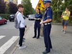 Policjanci patrolują przejścia dla pieszych w ramach akcji "Bezpieczna droga do szkoły"