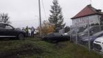 Kierowca BMW wypadł z drogi i uderzył w ogrodzenie komisu samochodowego