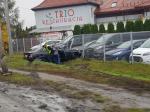 Kierowca BMW wypadł z drogi i uderzył w ogrodzenie komisu samochodowego
