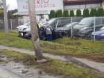 Kierowca BMW wypadł z drogi i uderzył w ogrodzenie komisu samochodowego