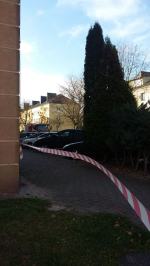 Ewakuacja mieszkańców na ulicy Dzierżona w Ozimku