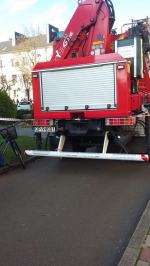 Ewakuacja mieszkańców na ulicy Dzierżona w Ozimku