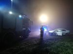 Zderzenie osobówki z ciężarówką blisko Leśnicy. Gęsta mgła utrudnia widoczność