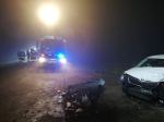 Zderzenie osobówki z ciężarówką blisko Leśnicy. Gęsta mgła utrudnia widoczność
