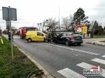 Trzy osobówki zderzyły się w Dobrodzieniu. Dwie osoby w szpitalu 