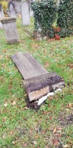 Dwóch 13-letnich chłopców i 12-letnia dziewczynka uszkodzili 15 zabytkowych nagrobków 