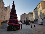 Na rynku w Opolu stanął już mikołaj, zjeżdżają się też pierwsi wystawcy