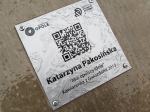 Tabliczki z kodem QR na ławkach wzdłuż Krakowskiej. Co zobaczymy skanując kod?