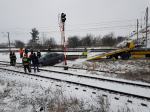 Samochód osobowy utknął na torach kolejowych