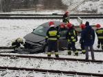 Samochód osobowy utknął na torach kolejowych