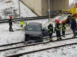 Samochód osobowy utknął na torach kolejowych