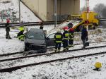 Samochód osobowy utknął na torach kolejowych