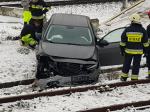 Samochód osobowy utknął na torach kolejowych