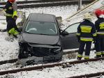 Samochód osobowy utknął na torach kolejowych