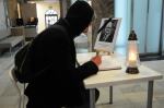 Opolanie wpisują się do księgi kondolencyjnej w holu Ratusza
