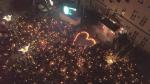 Setki Opolan odpaliło zimne ognie na rynku w solidarności z Gdańskiem