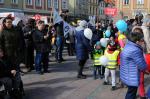 Kolorowy korowód podopiecznych fundacji DOM przeszedł wokół ratusza