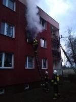 Strażacy walczyli z pożarem mieszkania w Kozłowicach