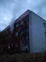 Strażacy walczyli z pożarem mieszkania w Kozłowicach