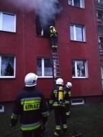 Strażacy walczyli z pożarem mieszkania w Kozłowicach