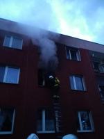 Strażacy walczyli z pożarem mieszkania w Kozłowicach