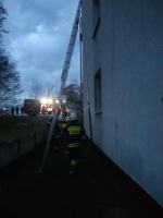 Strażacy walczyli z pożarem mieszkania w Kozłowicach