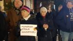 Ponad setka osób utworzyła łańcuch światła na Placu Wolności