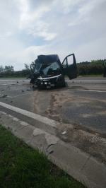 Samochód dostawczy zderzył się z tirem na A4