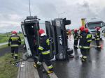 Samochód ciężarowy przewrócił się na rondzie w Opolu-Wrzoskach