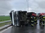 Samochód ciężarowy przewrócił się na rondzie w Opolu-Wrzoskach