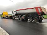 Samochód ciężarowy przewrócił się na rondzie w Opolu-Wrzoskach