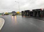 Samochód ciężarowy przewrócił się na rondzie w Opolu-Wrzoskach