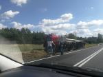 Samochód ciężarowy wypadł z drogi na łuku jezdni