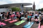 Blisko 200 osób ćwiczyło jogę na tarasie w Amfiteatrze