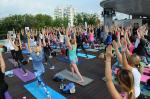 Blisko 200 osób ćwiczyło jogę na tarasie w Amfiteatrze