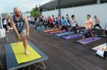 Blisko 200 osób ćwiczyło jogę na tarasie w Amfiteatrze
