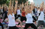 Blisko 200 osób ćwiczyło jogę na tarasie w Amfiteatrze