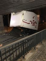 21-latek wjechał pod most na Bończyka autem dostawczym