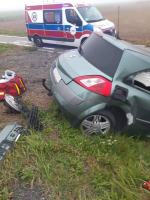 Czołowe zderzenie podczas wyprzedzania. Jedna z rannych zakleszczona w pojeździe