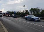 Ciężarówka, dostawczy Fiat i osobówka zderzyły się na wiadukcie w Opolu. Są utrudnienia