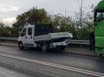 Ciężarówka, dostawczy Fiat i osobówka zderzyły się na wiadukcie w Opolu. Są utrudnienia