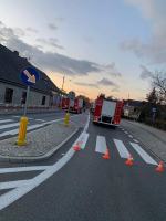 Samochód ciężarowy z naczepą najechał na kolumnę pojazdów. Są ranni