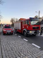 Samochód ciężarowy z naczepą najechał na kolumnę pojazdów. Są ranni