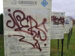 W Grudzicach wandale zdewastowali przystanek i pamiątkowe tablice