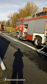 Ruch na krajowej 11 całkowicie zablokowany. Strażacy walczą z pożarem budynku