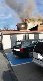 Pożar kamienicy w Prudniku. Ogień pojawił się na ostatnim piętrze