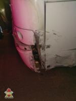 Niebezpieczny poranek w powiecie kluczborskim. Volkswagen zderzył się z autobusem