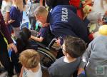 Policjanci z mikołajkową wizytą u chorych dzieci