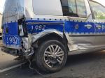 Citroen zderzył się z radiowozem jadącym na sygnale 