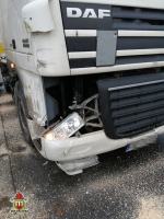 Kierowca twierdzi, że drzewo spadło samo. Policjanci nie wiedza jak zakwalifikować zdarzenie